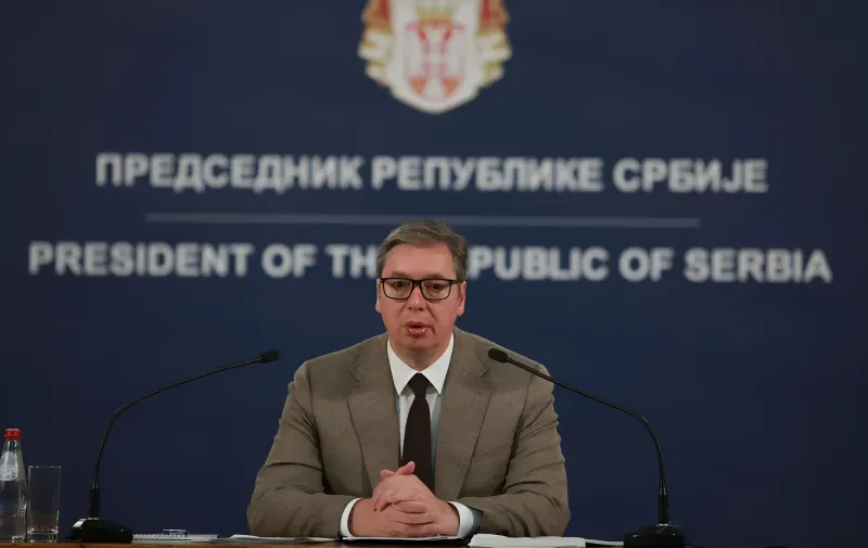 Президент Сербии Александр Вучич на пресс-конференции перед фоном с гербом страны и надписью 'President of the Republic of Serbia'