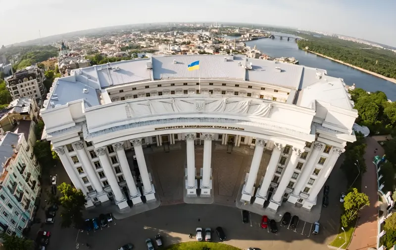 Аерозйомка будівлі Міністерства закордонних справ України на фоні річки Дніпро та міста Києва