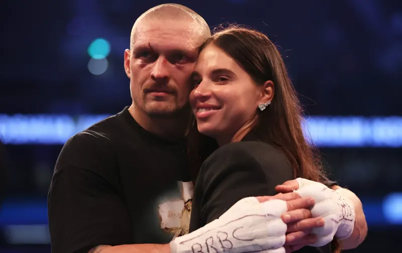 Олександр Усик та його дружина Катерина обіймаються після перемоги над Ріко Верховеном