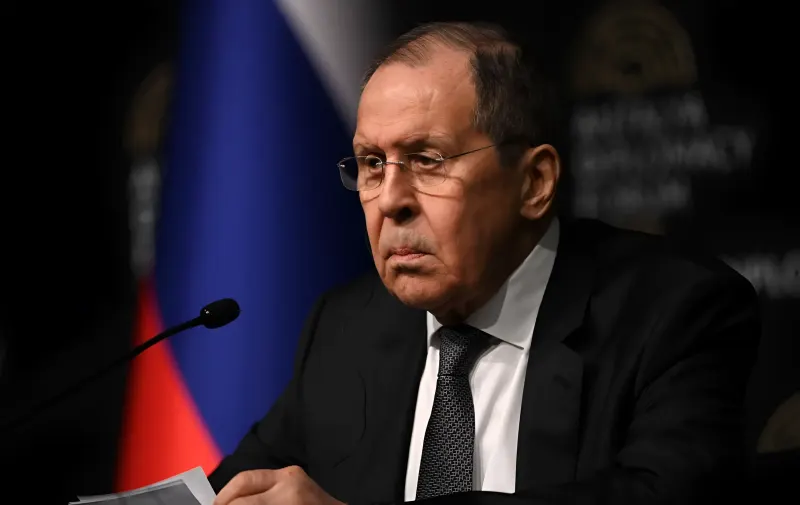 Сергей Лавров на пресс-конференции с флагом России на фоне, обсуждает вопросы международной безопасности