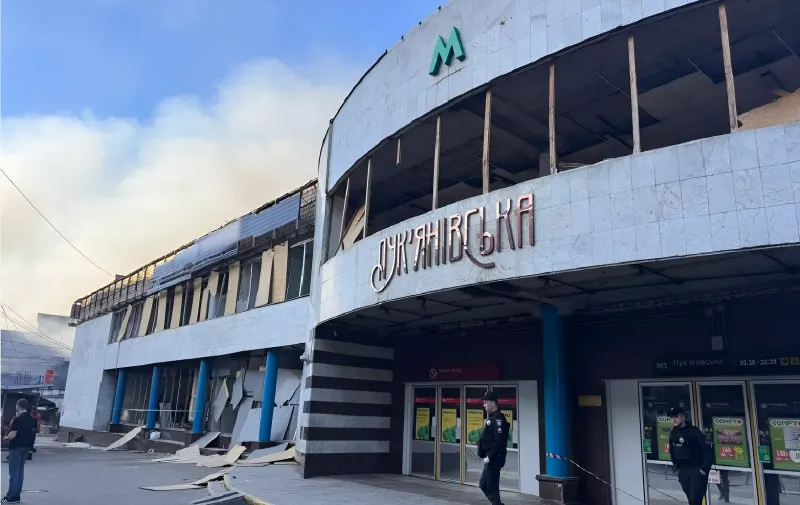 Пошкоджений вестибюль станції метро «Лук'янівська» після обстрілу, з видимими слідами руйнувань та відсутністю частини конструкції