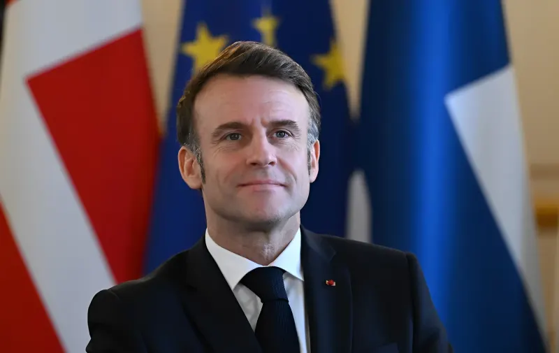 Президент Франції Еммануель Макрон на фоні французького та європейського прапорів після розмови з Лукашенком