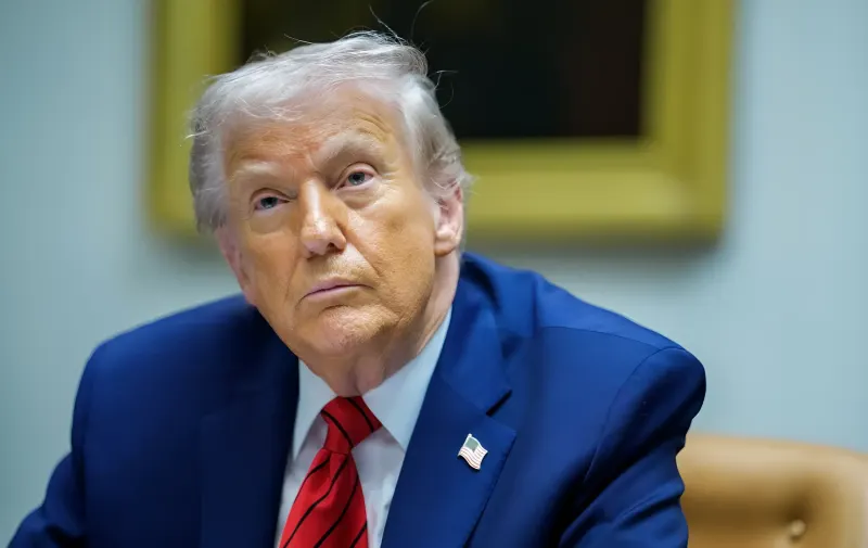 Дональд Трамп в синем костюме на фоне разговора о сделке с Ираном
