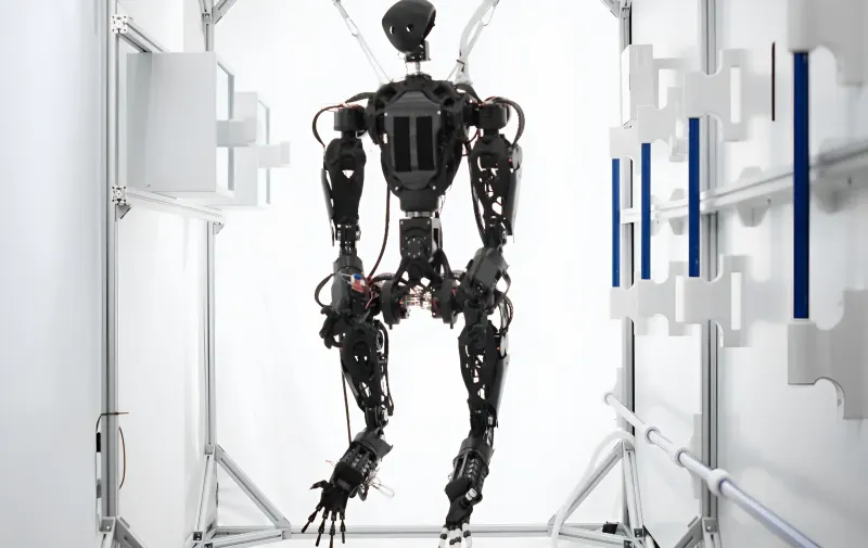 Четырехрукий робот HELIOS от Orbit Robotics, подвешенный в тестовой установке для отработки навыков в невесомости