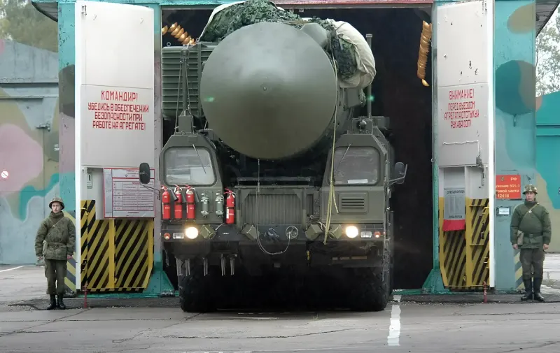 Ракета РС-26 «Рубеж» («Орешник») в транспортно-пусковом контейнере, готовая к вывозу с полигона