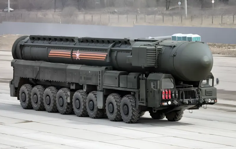 Баллистическая ракета средней дальности РС-26 «Рубеж» («Орешник») на транспортно-пусковой установке