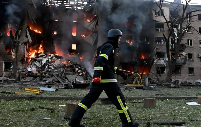 Feuerwehrleute löschen ein brennendes Haus nach einem massiven Angriff auf Kiew