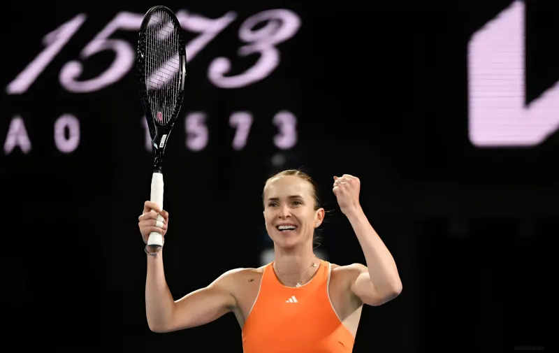 Elina Switolina feiert den Sieg auf dem Platz von Roland Garros und hebt ihren Schläger in die Höhe