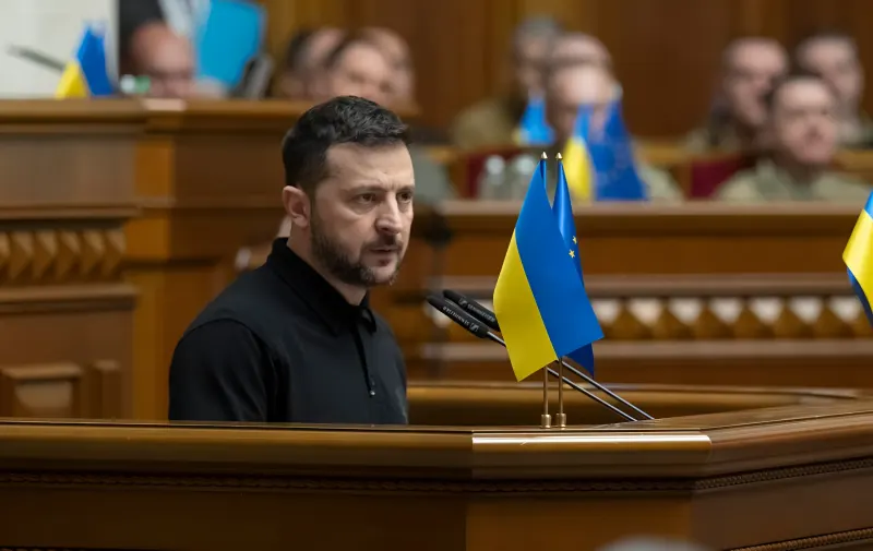 Владимир Зеленский выступает с речью в Верховной Раде Украины, на трибуне флаги Украины и ЕС