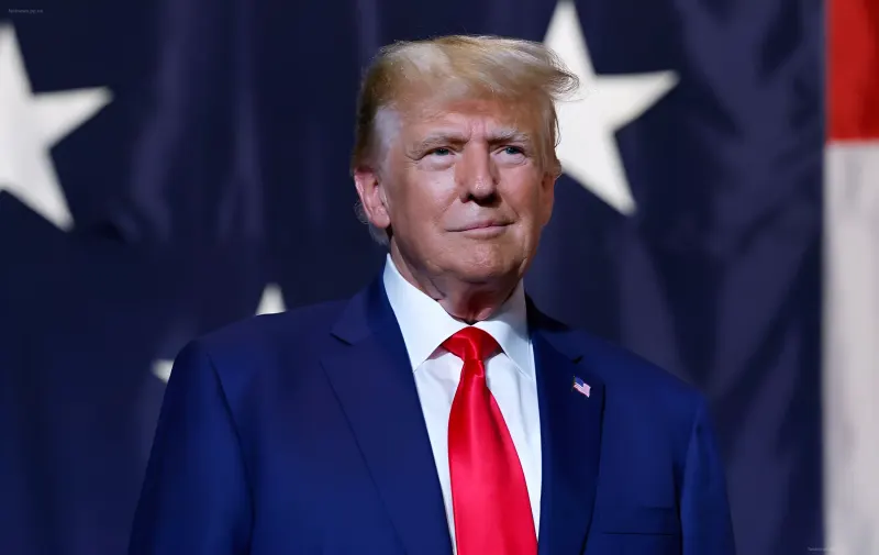 Макет новой 250-долларовой купюры с портретом Дональда Трампа на фоне американского флага