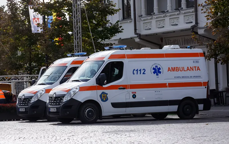 Машины скорой помощи в Румынии на фоне здания после инцидента с дроном в Галаце