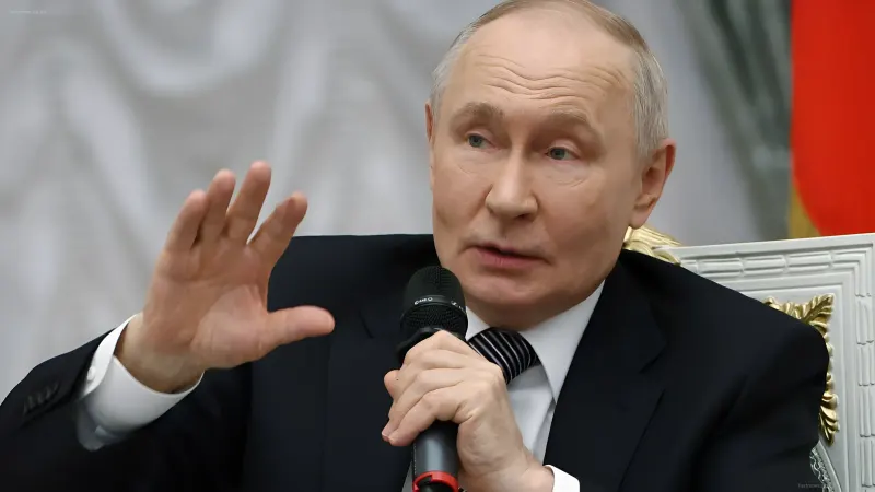 Владимир Путин с микрофоном во время выступления, иллюстрирующий тему критики его экономической политики