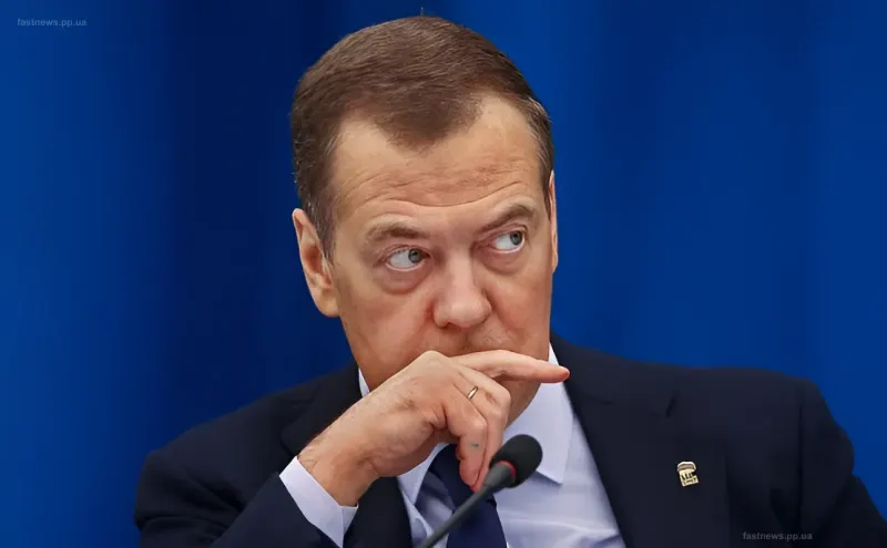 Дмитрий Медведев на фоне синего экрана с задумчивым выражением лица, комментирует инцидент с БПЛА в Румынии