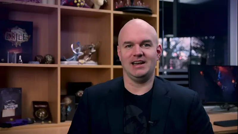 Крис Уилсон, соавтор Path of Exile, в студии с полками трофеев и мониторами — говорит о важности независимого видения в геймдизайне