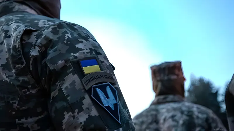 Украинские военные ССО с нашивками на рукавах на фоне неба