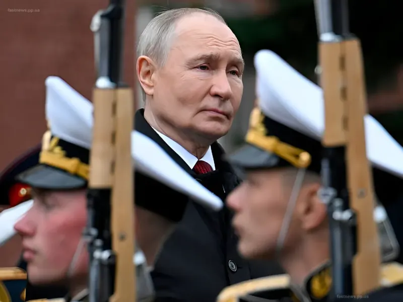 Владимир Путин на военном параде в окружении солдат