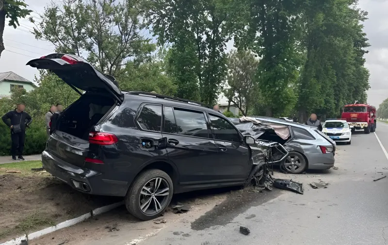 Разбитые автомобили BMW и Skoda после смертельного ДТП с участием подростков под Киевом