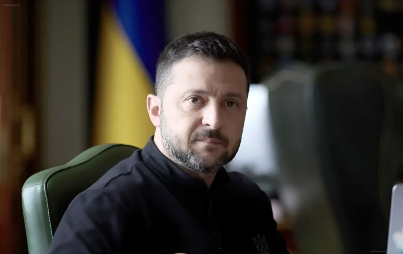 Президент Украины Владимир Зеленский в кабинете на фоне флага, предупреждающий об угрозе атаки