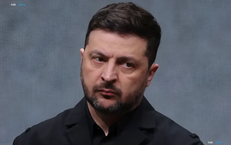 Президент Украины Владимир Зеленский на фоне экрана, обсуждающий последствия снятия санкций для российской армии и мирового рынка.