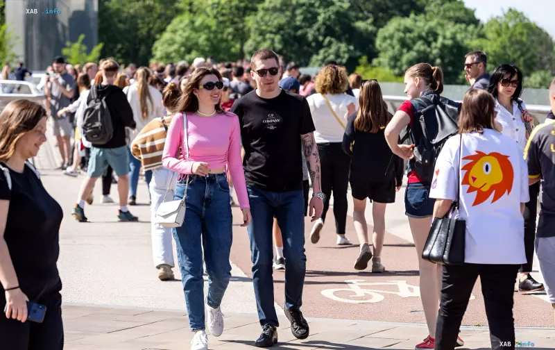 Люди гуляют по улице в солнечный день, наслаждаясь летней погодой в Украине, несмотря на предупреждения синоптиков о локальных холодах и дождях в Киеве