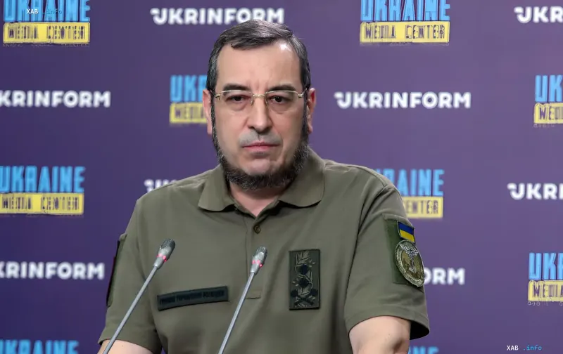 Представитель украинских силовых структур на пресс-конференции, обсуждающий рост производства оружия Россией и обход санкций