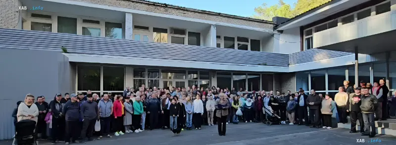 Очередь из беженцев и переселенцев перед зданием пункта временного размещения в Тульской области