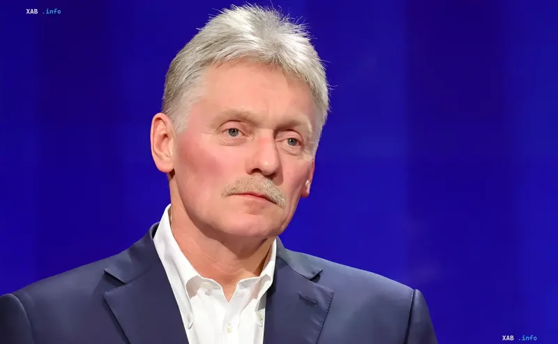 Дмитрий Песков, пресс-секретарь президента РФ, на фоне синего экрана — в контексте заявления о возможных условиях прекращения боевых действий