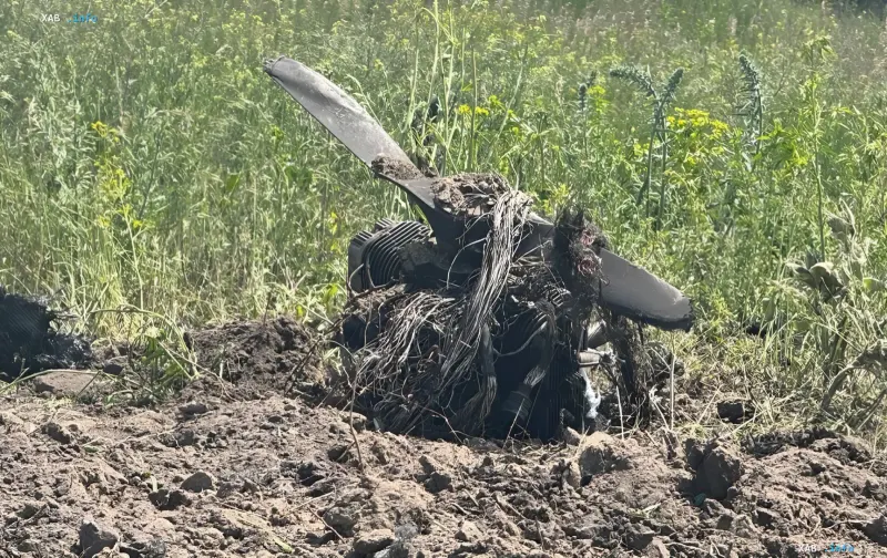 Обломки сбитого дрона-камикадзе «Шахед» в поле под Харьковом, ставшие причиной тяжелых ранений мужчины