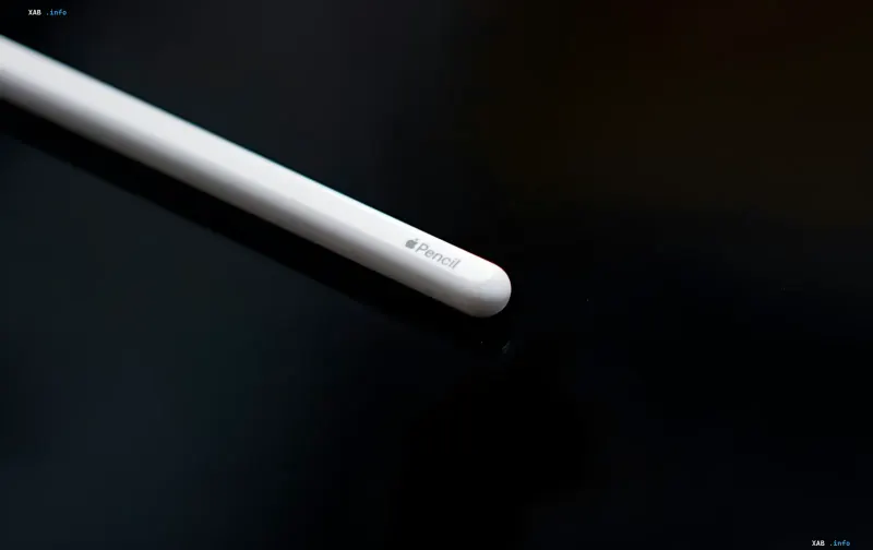 Белый Apple Pencil на черном фоне: символ осязаемой виртуальности по новому патенту Apple