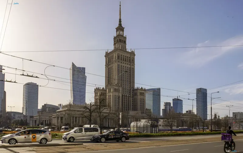 Панорама Варшавы с Дворцом Культуры и Науки на фоне современных небоскребов, иллюстрирующая контраст стоимости жилья в Польше и Украине
