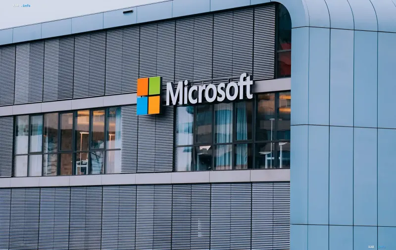 Логотип Microsoft на фасаде современного офисного здания, символизирующий презентацию собственной линейки ИИ-моделей и новые стандарты безопасности.