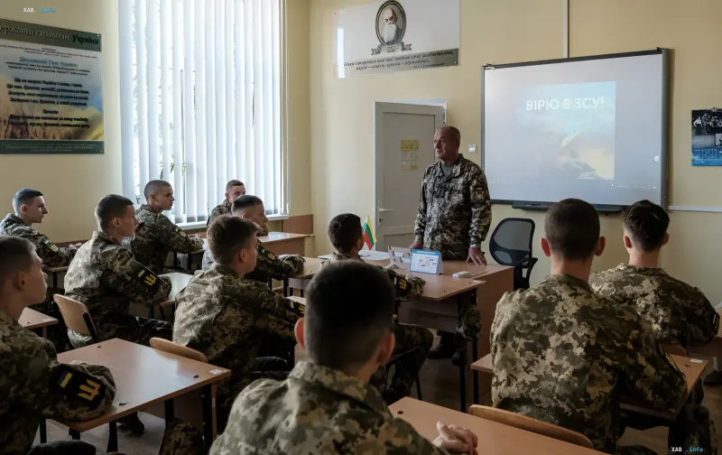 Лекция в военном учебном заведении Украины: офицер проводит занятие для курсантов, на экране — слайд «ВІРЮ В ЗСУ!»