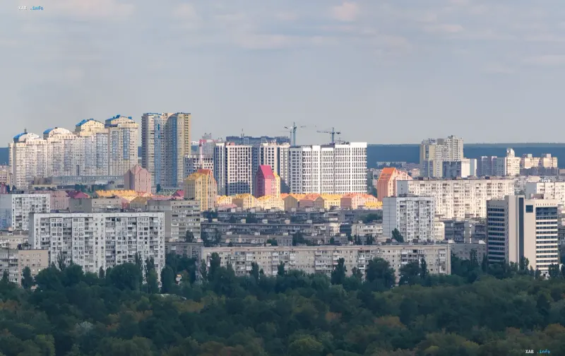 Панорама современного жилого района Украины с многоэтажными домами и кранами на фоне — иллюстрация к статье о том, где быстрее накопить на квартиру в 2026 году
