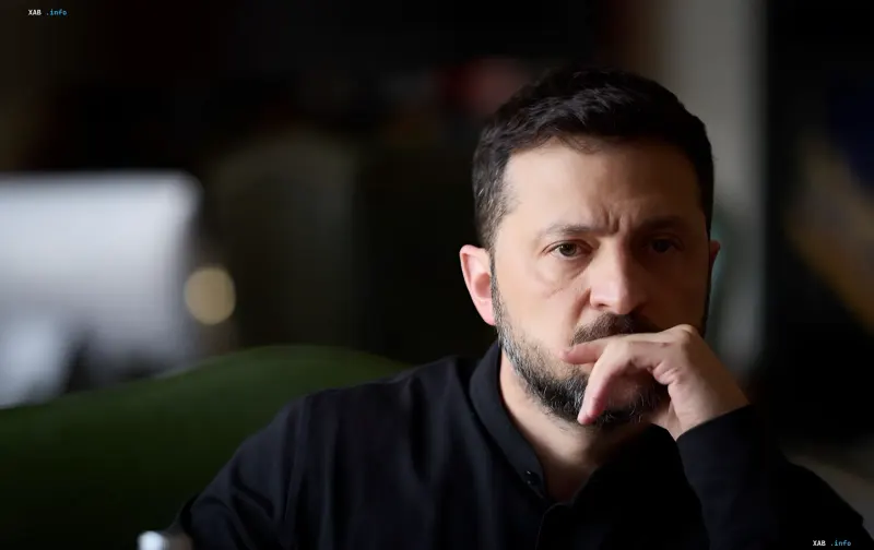 Президент Украины Владимир Зеленский в задумчивой позе, размышляющий о письме Путину с данными о потерях РФ в мае и предложением личной встречи