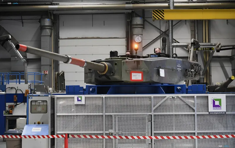 Боевая башня танка Leopard 2 на испытательном стенде в цеху Rheinmetall, иллюстрирующая спорный контракт с Россией
