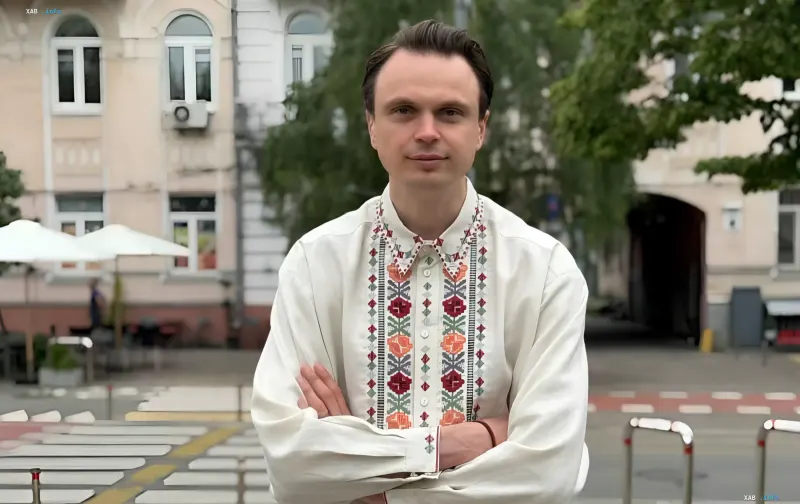 Николай Давидюк в вышиванке на фоне городской улицы — официальный портрет народного депутата Украины
