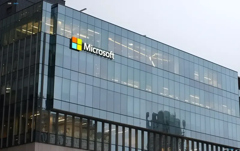 Офис Microsoft с логотипом на фасаде здания, связанный с новостью о взломе и отравлении open-source проектов для кражи паролей разработчиков