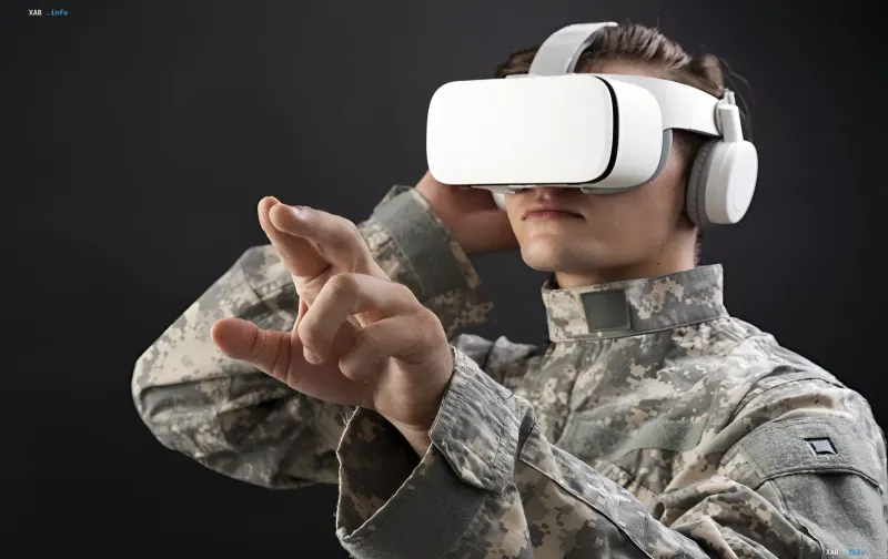 Солдат в камуфляжной форме использует VR-шлем Farsight Vision для тактической подготовки штурмовых операций