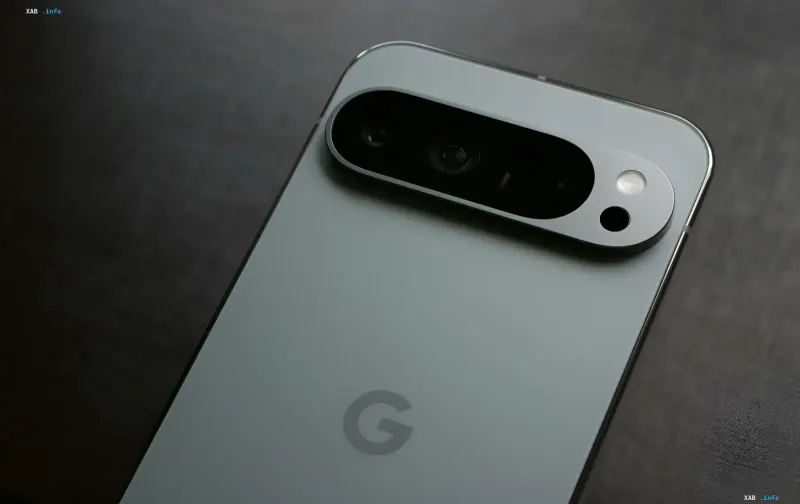Смартфон Google Pixel с логотипом G на задней панели, символизирующий переход от бесплатного Pixel Studio к платному Gemini