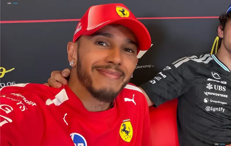 Льюис Хэмилтон в форме Ferrari с улыбкой на лице, символизируя его первую победу за команду