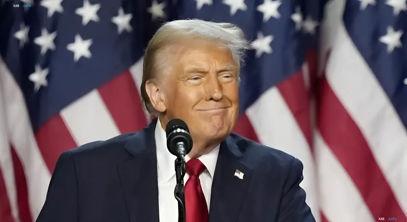 Дональд Трамп на фоне американских флагов, выражая решимость в контексте ультиматума Израилю по иранской сделке