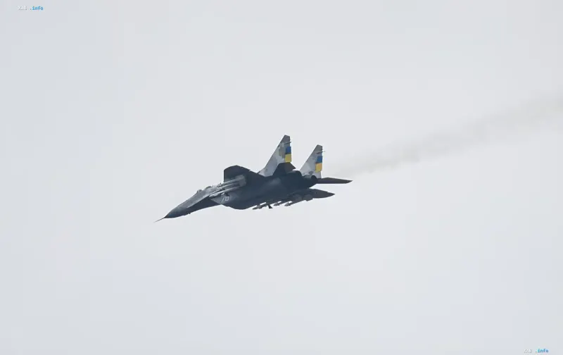 Бомбардировщик Су-24 в полете над облаками, фото иллюстрирует трагедию над Хмельницкой областью