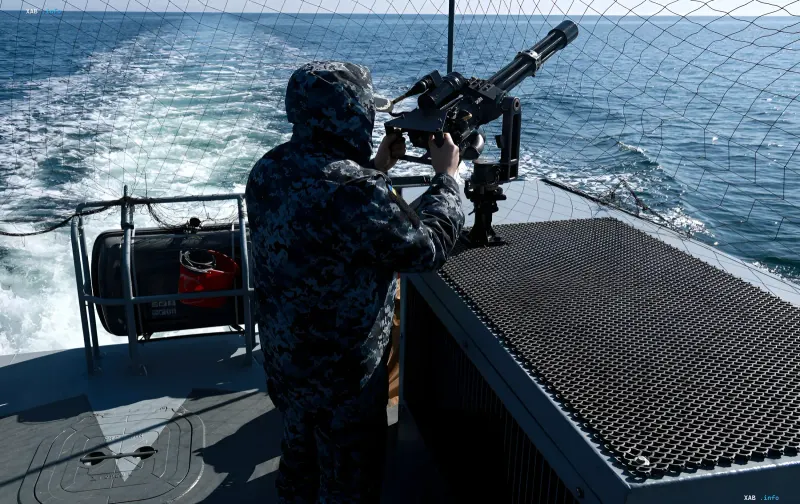 Моряк ВМС Украины в камуфляже на боевой позиции корабля, готовый к перехвату морских дронов