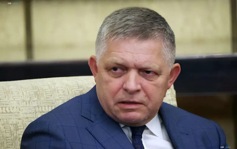 Премьер-министр Словакии Роберт Фицо в синем костюме, обсуждающий необходимость переговоров для завершения войны в Украине