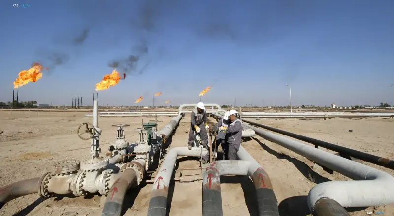 Нефтяные факелы и рабочие на иракском месторождении: символ кризиса ОПЕК 2026 года