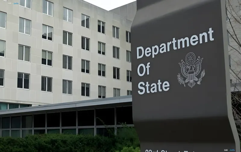 Знак Министерства иностранных дел США перед зданием Госдепартамента, символизирующий заявление о поддержке Украины и санкциях против России