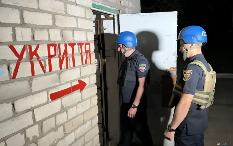 Сотрудники ДСНС Украины у входа в бомбоубежище после российских ракетных ударов по Кременчугу и Полтаве