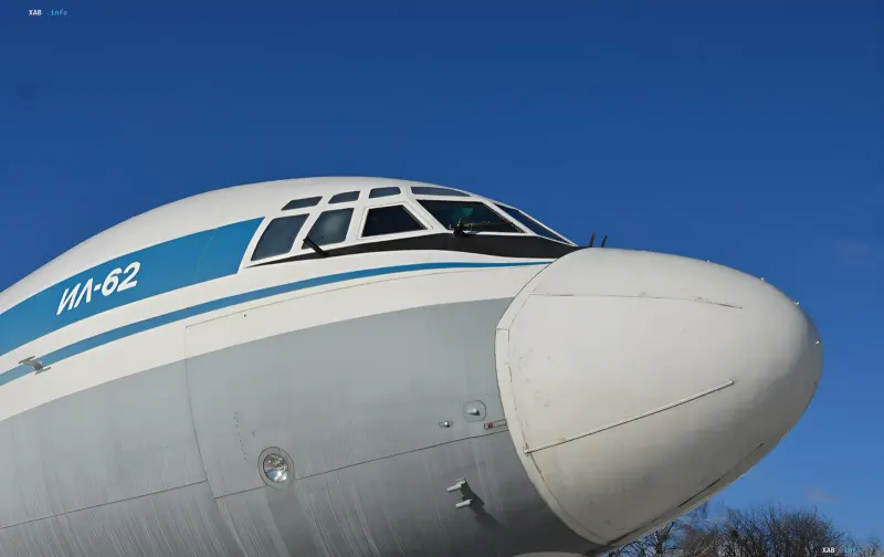 Nasenteil eines Il-62-Flugzeugs mit der Aufschrift IL-62 an der Seite, die das Thema des Betrugs über das belarussische Flugzeug illustriert