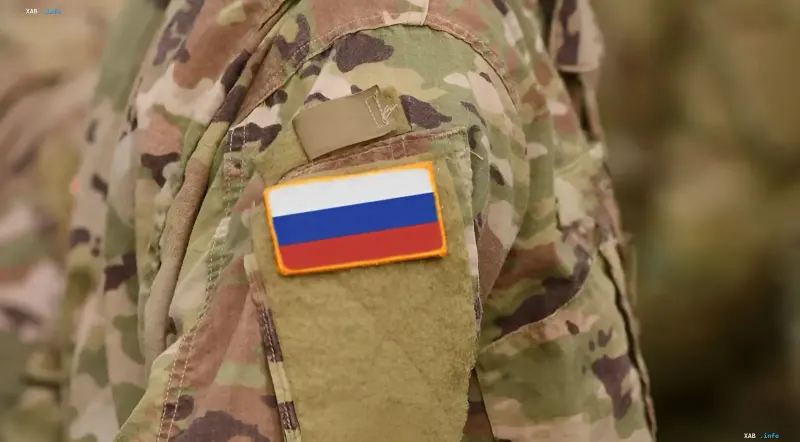 Российский военный флаг на камуфляжной форме, иллюстрирующий тему визовых ограничений для военных РФ