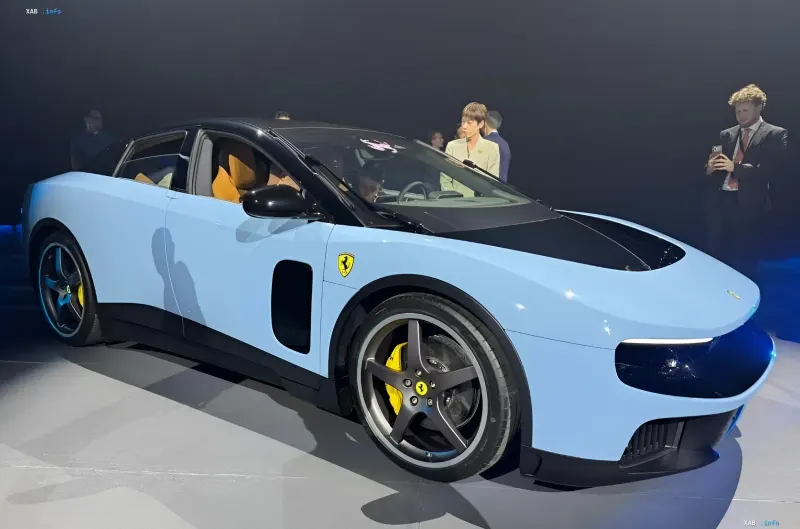 Blauer Prototyp des Ferrari Luce Elektroautos auf der Präsentationsbühne, der zum Rücktritt eines Marken-Veteranen führte